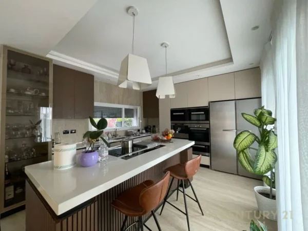 Tirane, shes Vile 3 Katshe Kati 3, 561 m² 1.100.000 € (Long Hill)