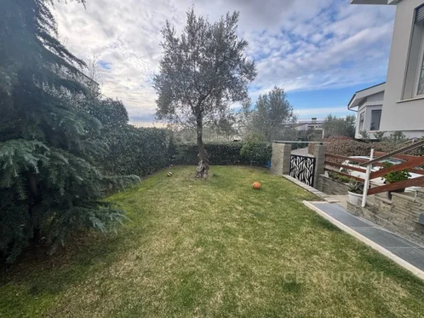 Tirane, shes Vile 3 Katshe Kati 3, 561 m² 1.100.000 € (Long Hill)