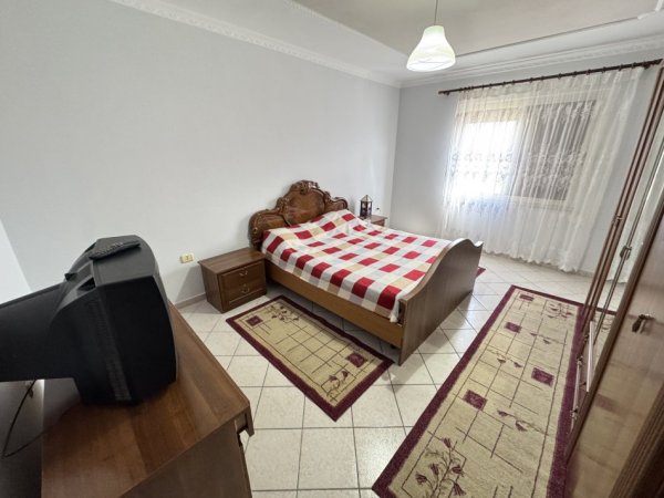 Tirane, jepet me qera apartament 1+1 Kati 10, 80 m² 450 € (Rruga kavajes)