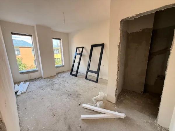 Tirane, shitet apartament 2+1 Kati 3, 93 m² 150.000 € (rruga 5 maji)