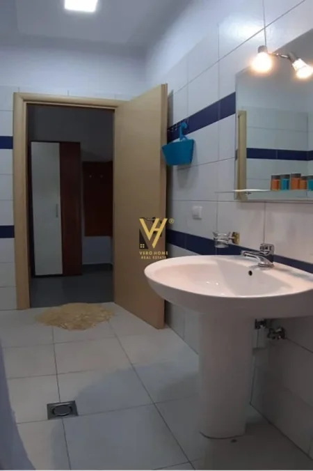 Tirane, jepet me qera apartament 1+1+Ballkon Kati 4, 70 m² 500 € (RRUGA NDRE MJEDA)