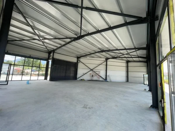 Tirane, jepet me qera magazine Kati 0, 1.400 m² 2.000 € (Bathore, tek reparti ushtarak Zall Herr)