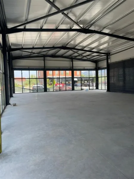 Tirane, jepet me qera magazine Kati 0, 1.400 m² 2.000 € (Bathore, tek reparti ushtarak Zall Herr)