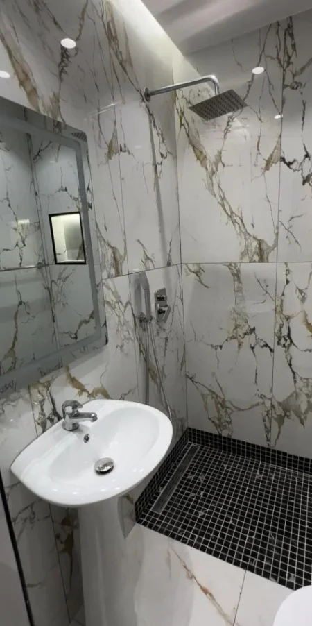 Tirane, jepet me qera Vile Kati 2, 80 m² 1.000 € (ambasada amerikane)