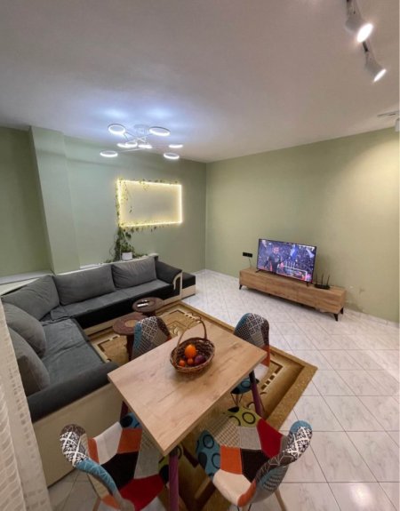 Shqiperi, jepet me qera apartament 1+1 Kati 3, 60 m² 550 € (Rruga Xhorxh Washington)