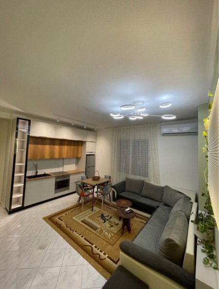 Shqiperi, jepet me qera apartament 1+1 Kati 3, 60 m² 550 € (Rruga Xhorxh Washington)