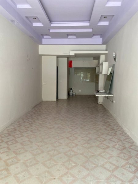Tirane, jepet me qera dyqan Kati 0, 40 m² 250 € (don bosko)