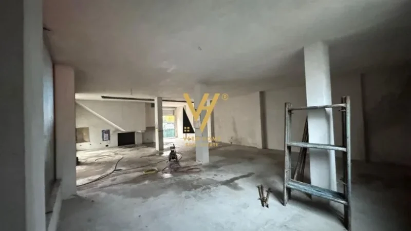 Tirane, jepet me qera magazine Kati 0, 180 m² 1.200 € (ISH FUSHA E AVIACIONIT)