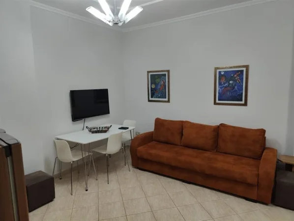Tirane, jepet me qera apartament 1+1+Ballkon Kati 1, 50 m² 400 € (BLLOKU I AMBASADAVE)