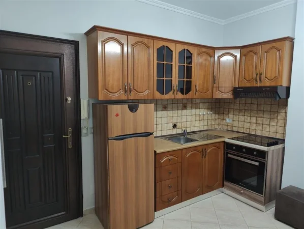 Tirane, jepet me qera apartament 1+1+Ballkon Kati 1, 50 m² 400 € (BLLOKU I AMBASADAVE)