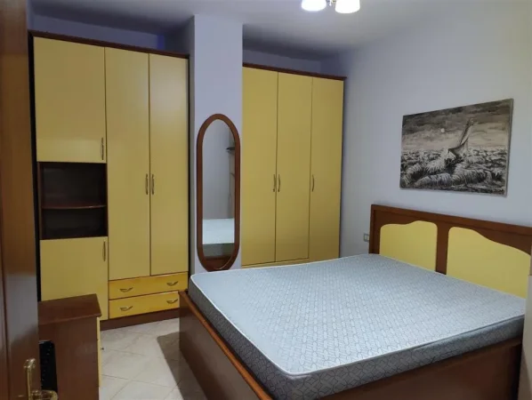 Tirane, jepet me qera apartament 1+1+Ballkon Kati 1, 50 m² 400 € (BLLOKU I AMBASADAVE)