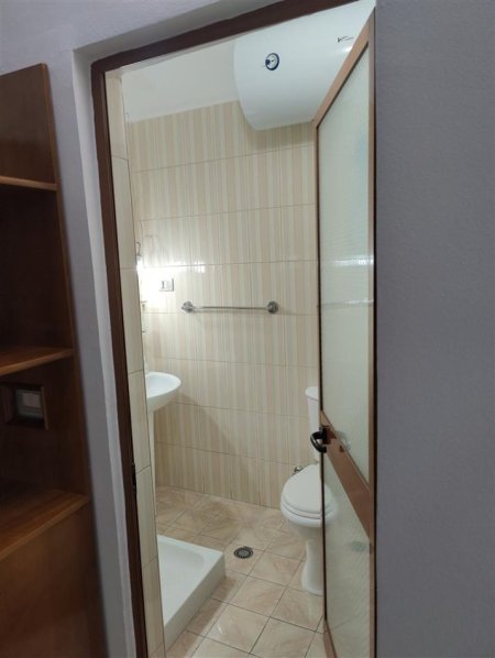 Tirane, jepet me qera apartament 1+1+Ballkon Kati 1, 50 m² 400 € (BLLOKU I AMBASADAVE)