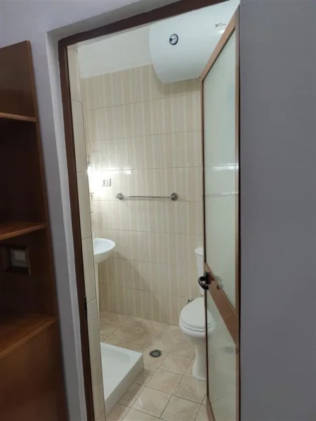 Tirane, jepet me qera apartament 1+1+Ballkon Kati 1, 50 m² 400 € (BLLOKU I AMBASADAVE)