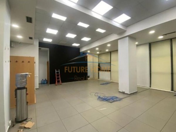 Tirane, jepet me qera ambjent biznesi Kati 1, 110 m² 1.200 € (KRISTAL CENTER)