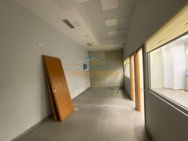 Tirane, jepet me qera ambjent biznesi Kati 1, 110 m² 1.200 € (KRISTAL CENTER)