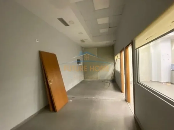 Tirane, jepet me qera ambjent biznesi Kati 1, 110 m² 1.200 € (KRISTAL CENTER)