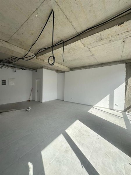 Tirane, jepet me qera zyre Kati 1, 74 m² 1.100 € (lake view)