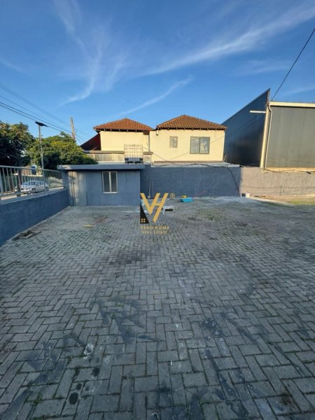 Tirane, jepet me qera magazine Kati 0, 160 m² 1.300 € (YRSHEK)