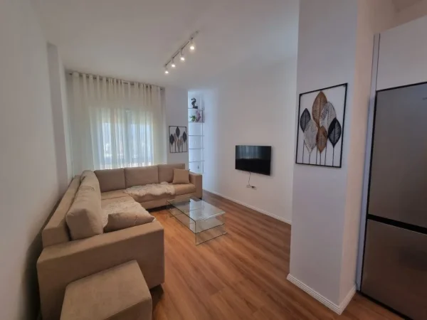 Tirane, jepet me qera apartament 1+1+Ballkon Kati 10, 70 m² 700 € (Rruga e Barrikadave)