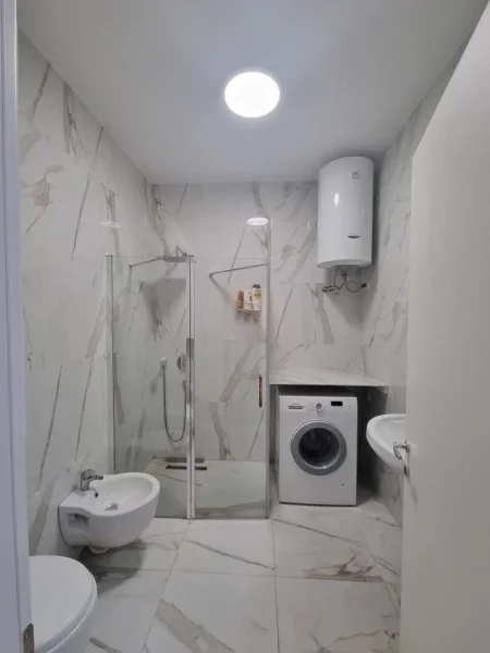 Tirane, jepet me qera apartament 1+1+Ballkon Kati 10, 70 m² 700 € (Rruga e Barrikadave)