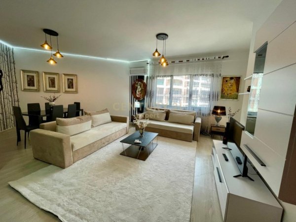 Tirane, jepet me qera apartament 2+1+Aneks+Ballkon Kati 8, 104 m² 700 € (Usluga)