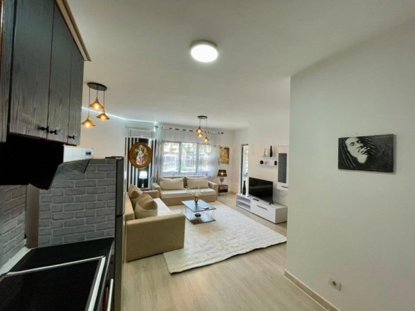 Tirane, jepet me qera apartament 2+1+Aneks+Ballkon Kati 8, 104 m² 700 € (Usluga)