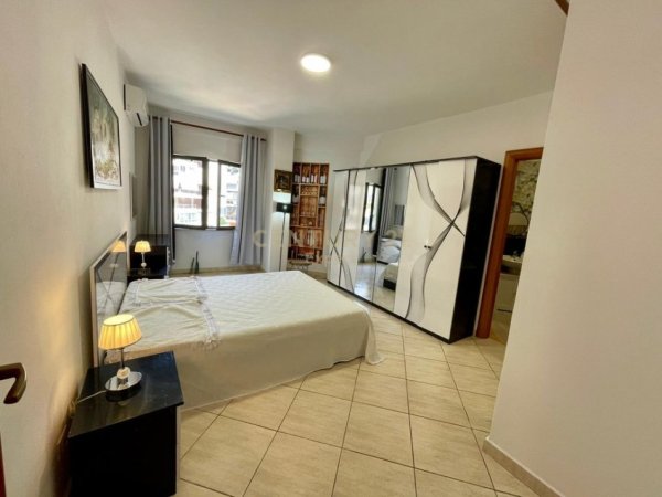 Tirane, jepet me qera apartament 2+1+Aneks+Ballkon Kati 8, 104 m² 700 € (Usluga)