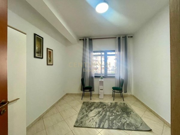 Tirane, jepet me qera apartament 2+1+Aneks+Ballkon Kati 8, 104 m² 700 € (Usluga)