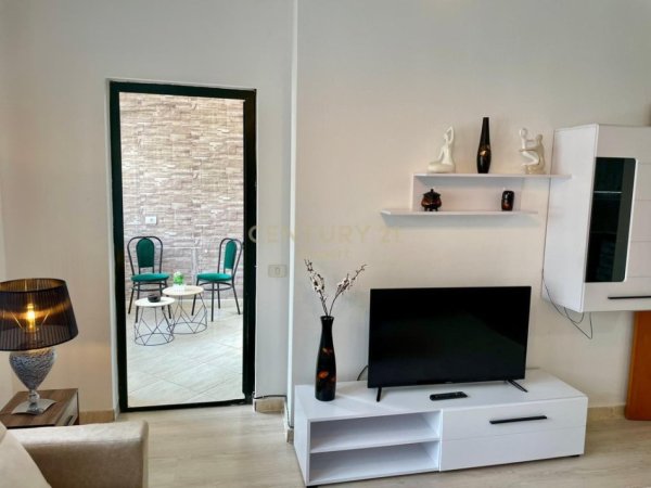 Tirane, jepet me qera apartament 2+1+Aneks+Ballkon Kati 8, 104 m² 700 € (Usluga)