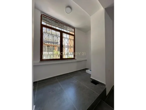 Tirane, jepet me qera ambjent biznesi Kati 0, 48 m² 1.100 € (Rruga e Barrikadave)