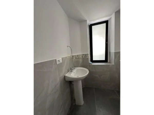 Tirane, jepet me qera ambjent biznesi Kati 0, 48 m² 1.100 € (Rruga e Barrikadave)