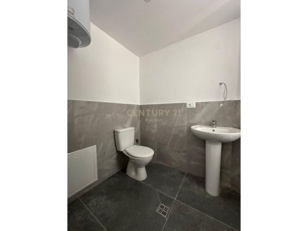 Tirane, jepet me qera ambjent biznesi Kati 0, 48 m² 1.100 € (Rruga e Barrikadave)