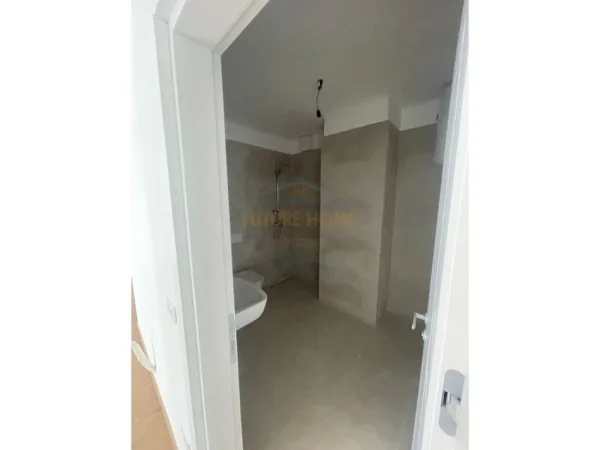 Tirane, jepet me qera ambjent biznesi Kati 2, 119 m² (FAIK KONICA)