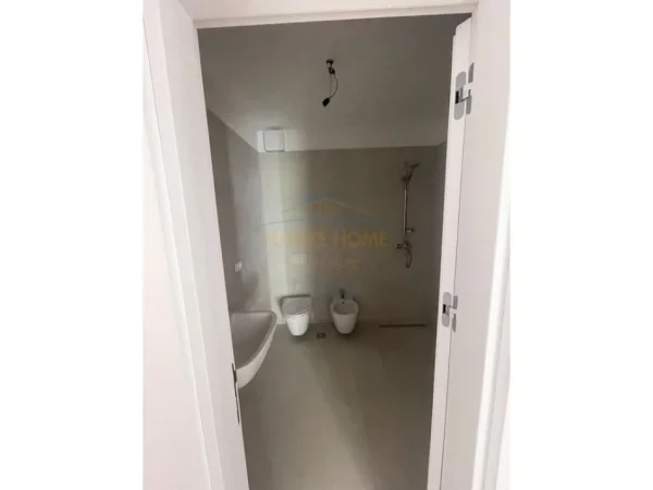 Tirane, jepet me qera ambjent biznesi Kati 2, 119 m² (FAIK KONICA)