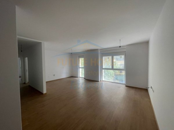 Tirane, jepet me qera ambjent biznesi Kati 2, 119 m² (FAIK KONICA)