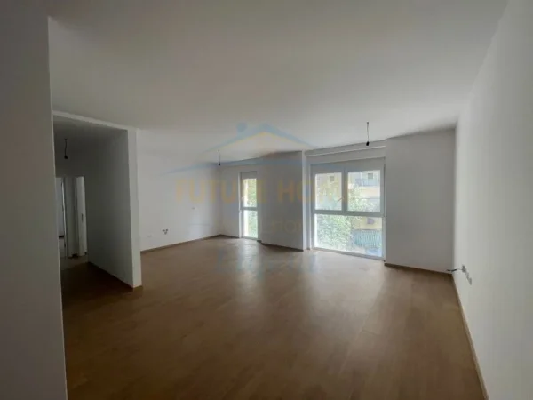 Tirane, jepet me qera ambjent biznesi Kati 2, 119 m² (FAIK KONICA)