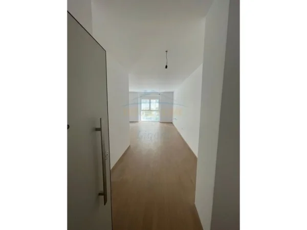 Tirane, jepet me qera ambjent biznesi Kati 2, 119 m² (FAIK KONICA)