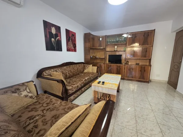 Tirane, jepet me qera apartament 3+1+Aneks+Ballkon Kati 4, 600 € (rruga fortuzi)