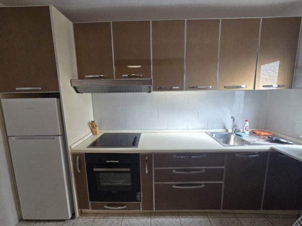 Tirane, jepet me qera apartament 3+1+Aneks+Ballkon Kati 4, 600 € (rruga fortuzi)