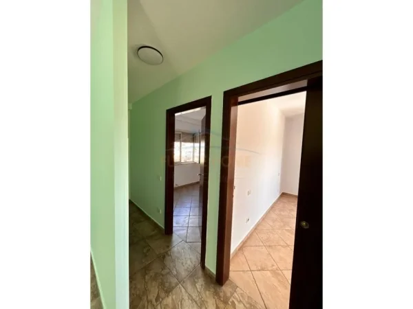 Tirane, jepet me qera zyre Kati 6, 115 m² 600 € (RRUGA FORTUZI)