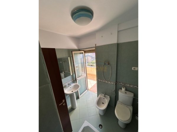 Tirane, jepet me qera zyre Kati 6, 115 m² 600 € (RRUGA FORTUZI)