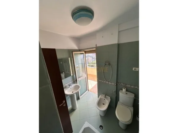 Tirane, jepet me qera zyre Kati 6, 115 m² 600 € (RRUGA FORTUZI)