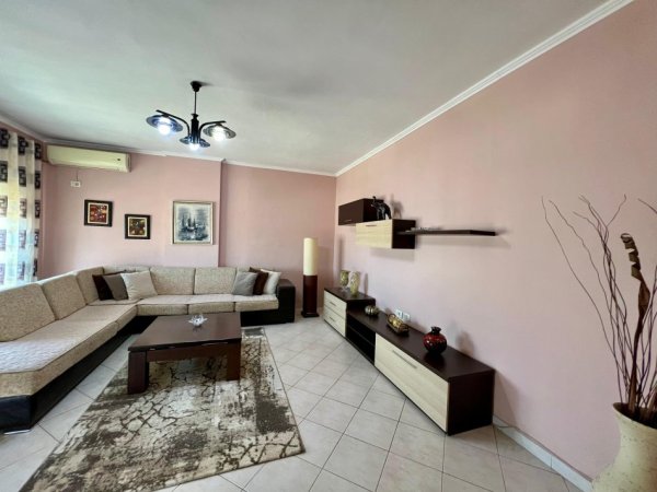 Tirane, jepet me qera apartament 2+1 Kati 8, 100 m² 550 € (rruga Dritan Hoxha )