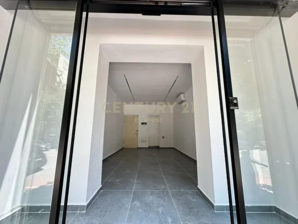 Tirane, jepet me qera dyqan Kati 0, 48 m² 1.100 € (RRUGA E BARRIKADAVE)