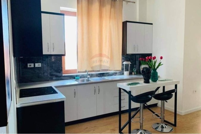 Tirane, jepet me qera apartament 1+1+Ballkon Kati 5, 650 € (KOMPLEKSI DELIJORGJI)