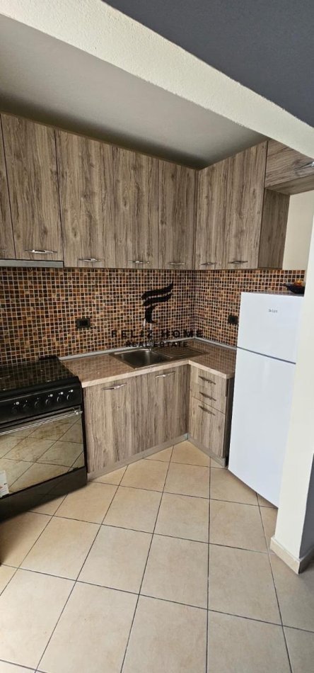 Tirane, jepet me qera apartament 2+1 Kati 1, 73 m² 400 € (PORCELAN)