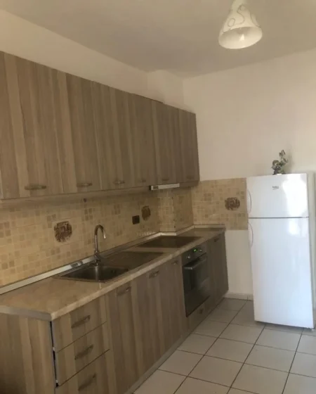 Tirane, jepet me qera apartament 1+1+Aneks+Ballkon Kati 3, 65 m² 400 € (xhamlliku)