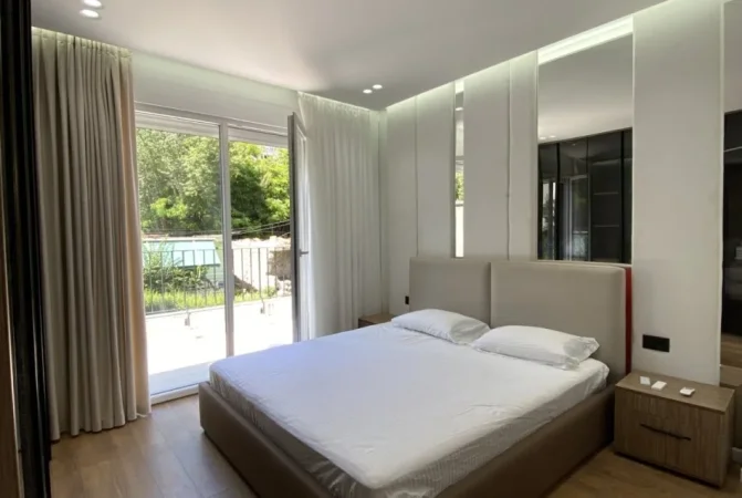 Tirane, jepet me qera apartament 2+1 Kati 2, 105 m² 1.300 € (Rruga Hamdi Sina)