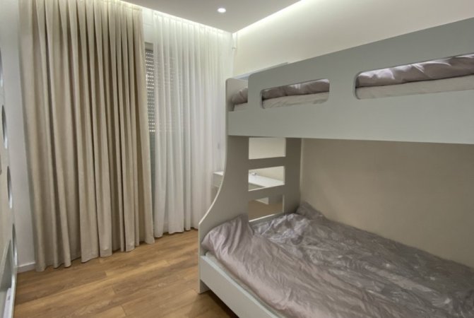 Tirane, jepet me qera apartament 2+1 Kati 2, 105 m² 1.300 € (Rruga Hamdi Sina)