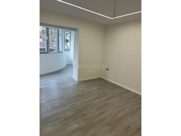 Tirane, jepet me qera ambjent biznesi Kati 1, 53 m² 600 € (RRUGA BARDHYL)